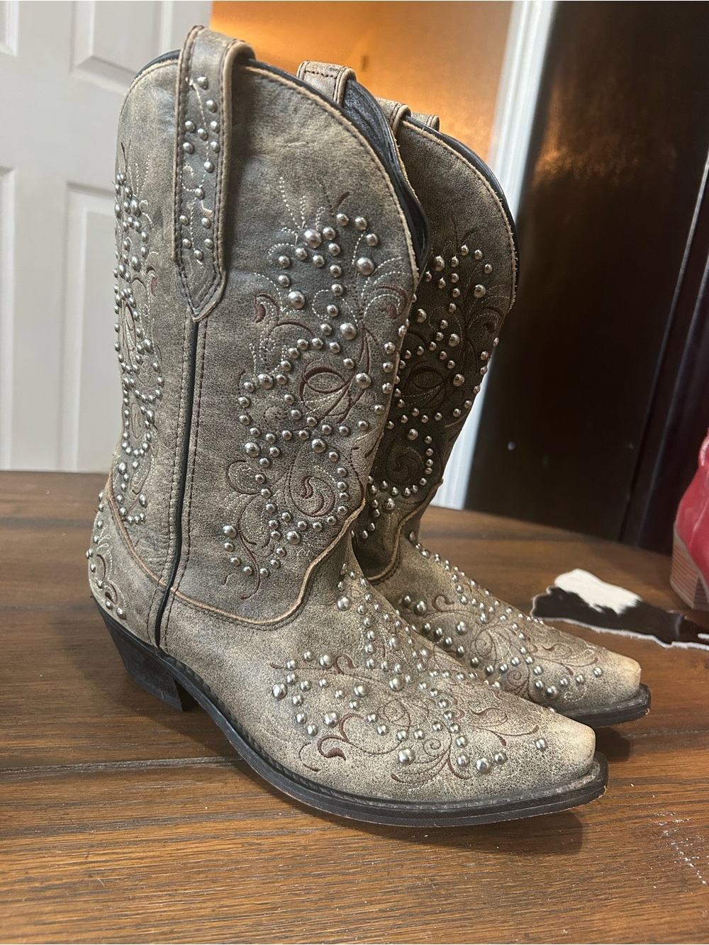 Rockin Country Collection Studded Distressed Leather Cowboy Boots Size 9M (RC507